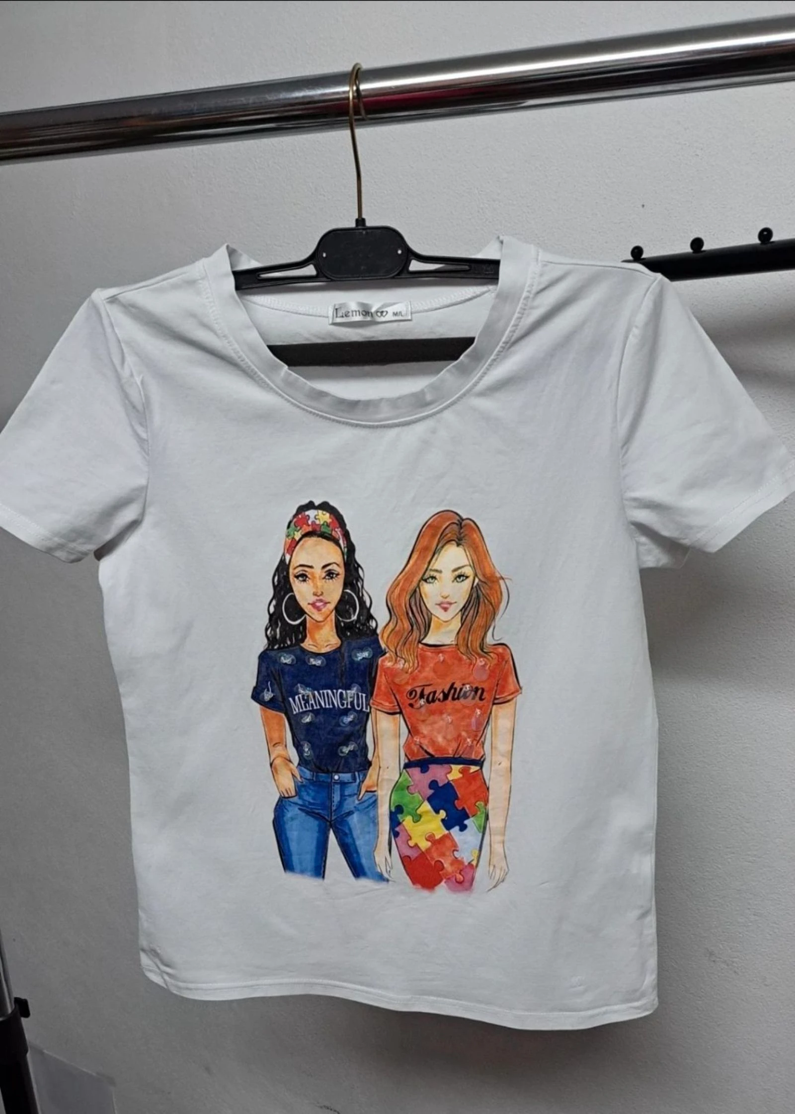 T-shirt branca Lemon Fashion.